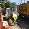 Sakah seorang petugas saat mengangkut samap di seputar kota Kuningan,